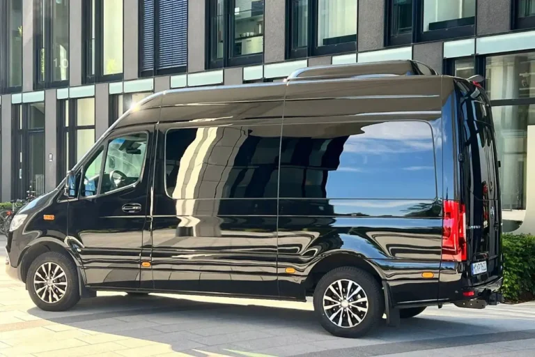 Geraeumiger Mercedes Benz VIP Van