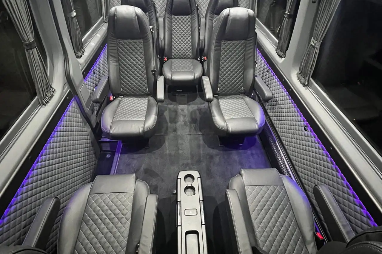 Geräumiger Mercedes-Benz VIP-Van für Gruppen-Transfers und Kolonnenfahrten in München.