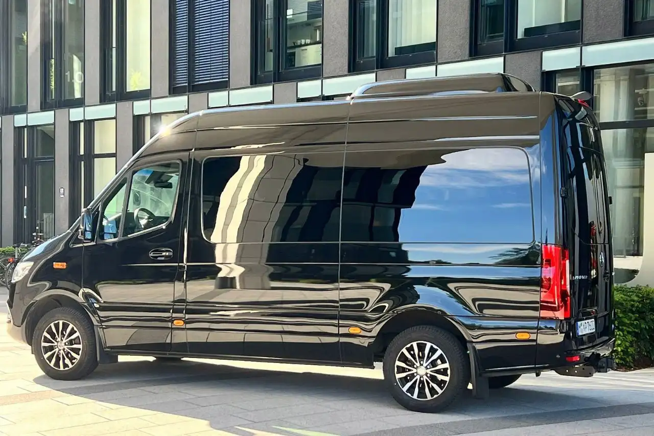 Geraeumiger Mercedes Benz VIP Van