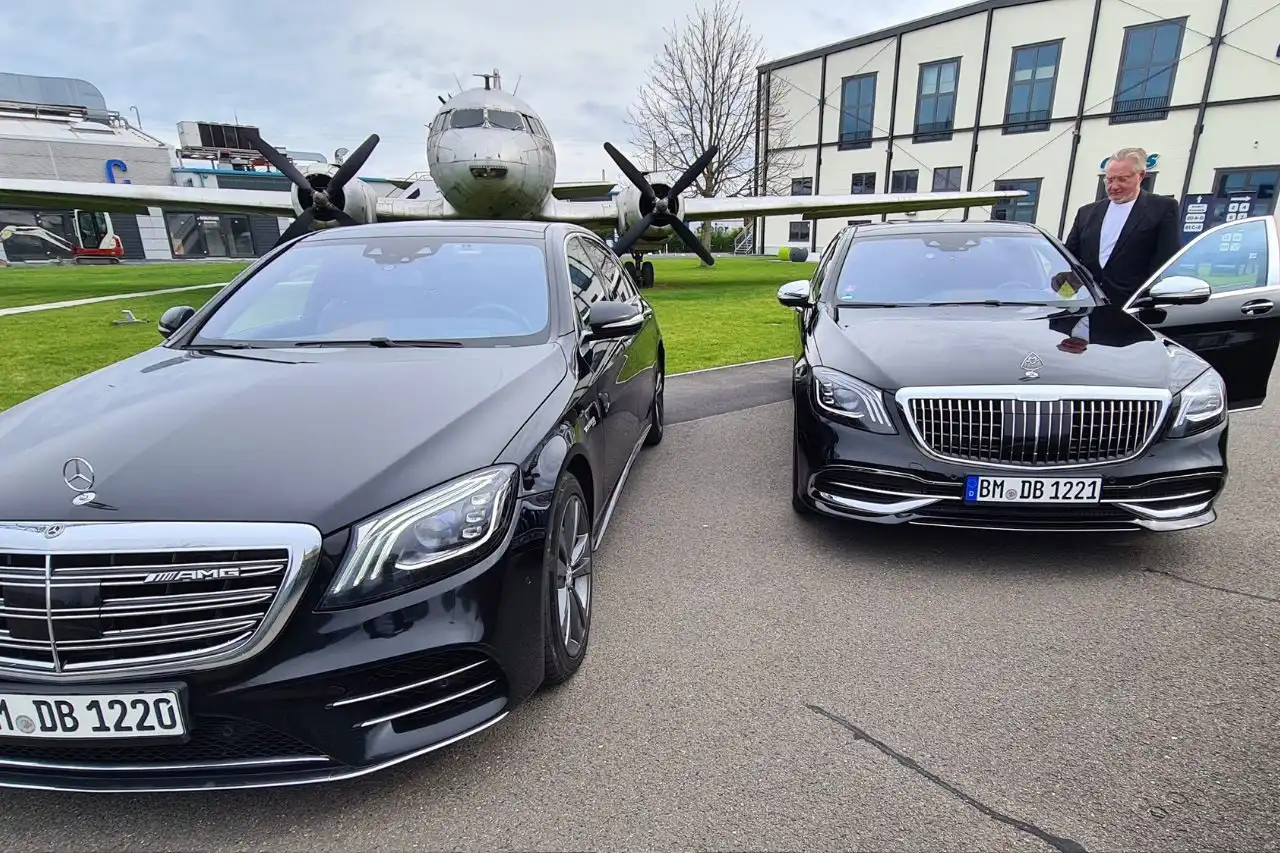 Luxurioeser Maybach Chauffeurservice fuer High End Business Transfers und Events