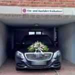 hochzeitsauto s klasse mit blumenschmuck