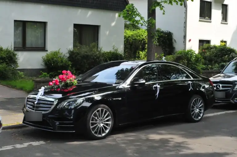 Mercedes S-Klasse als Hochzeitsauto mit roten Rosen und weißen Schleifen