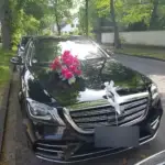 hochzeitsauto s klasse mit rosenschmuck