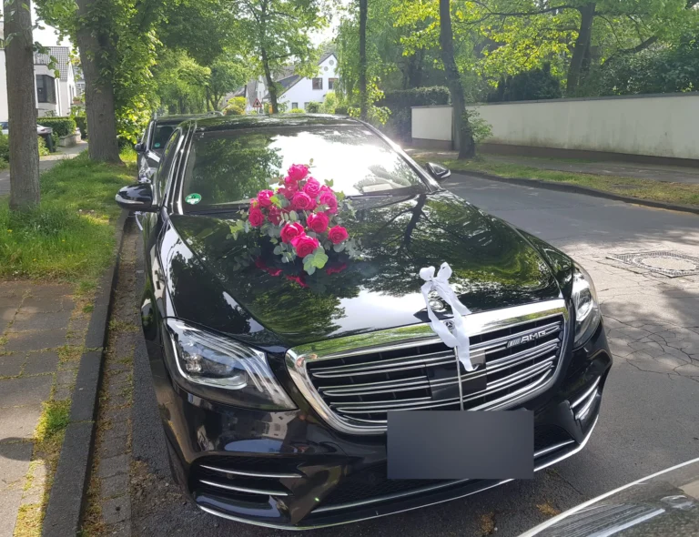 Mercedes S-Klasse als Hochzeitsauto mit pinkfarbenem Rosengesteck