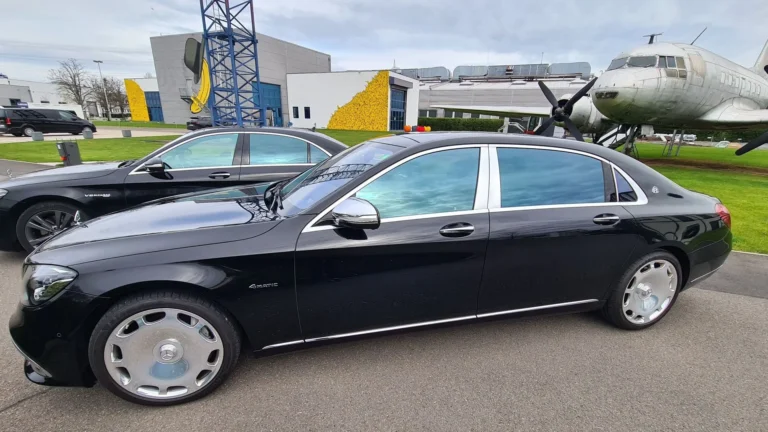 Mercedes-Maybach S-Klasse von stars & driver in der Seitenansicht, dahinter eine Mercedes S-Klasse