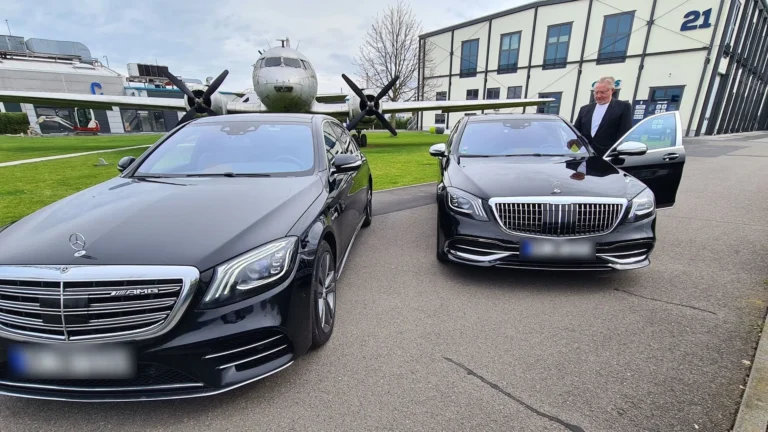 Mercedes-Maybach und Mercedes S-Klasse mit Chauffeur vor einem historischen Propellerflugzeug