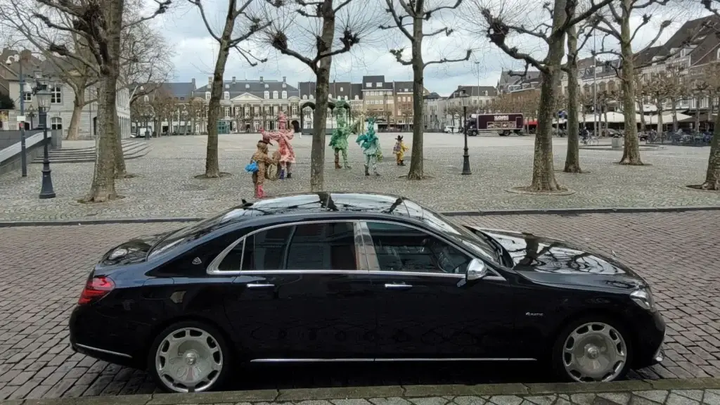 Mercedes-Maybach in der Seitenansicht auf dem Vrijthof in Maastricht