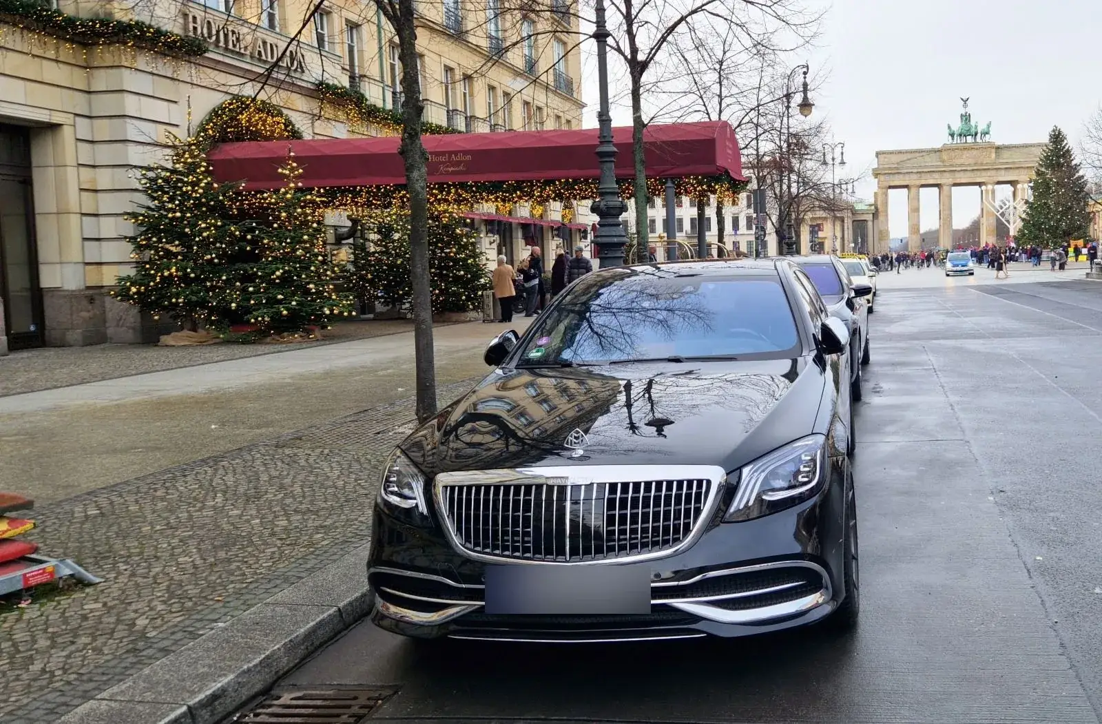 Mercedes-Maybach S-Klasse vor dem Hotel Adlon in Berlin, im Hintergrund das Brandenburger Tor