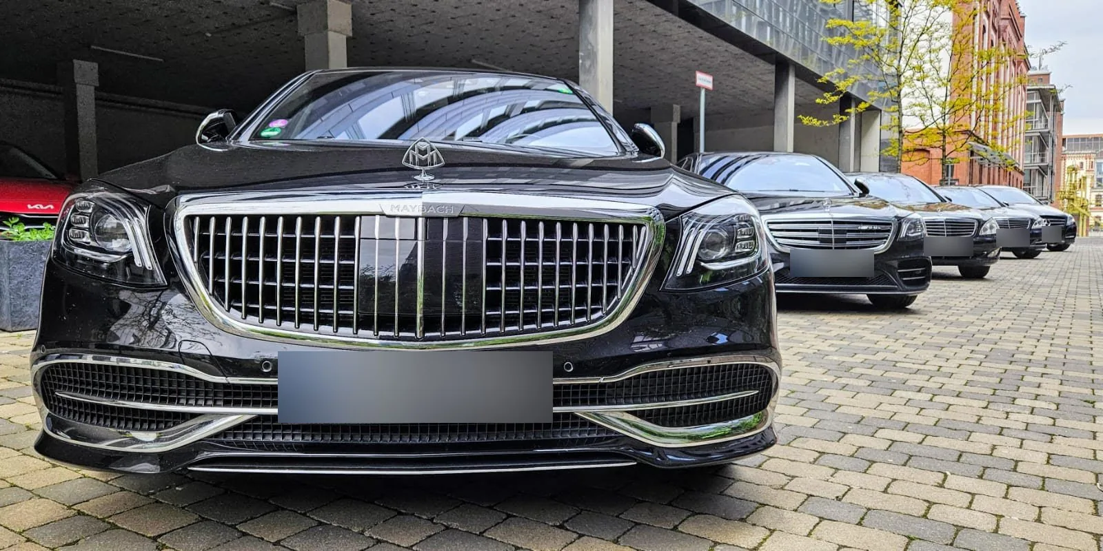Schwarzer Mercedes-Maybach in der Frontansicht, dahinter weitere Limousinen der Flotte