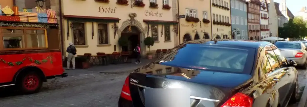 Mercedes S-Klasse vor dem Hotel Eisenhut in Rothenburg ob der Tauber