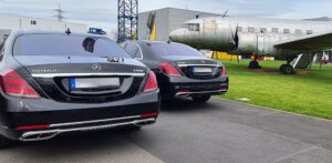 Zwei Limousinen von stars & driver von hinten: Mercedes-Maybach S-Klasse und Mercedes S-Klasse